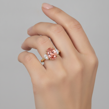 Afbeelding in Gallery-weergave laden, Perzikkleurige saffier 2,9 karaat echte ovale padparadscha en witte halve maan ring met drie stenen 14K geelgoud
