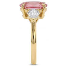 Afbeelding in Gallery-weergave laden, Perzikkleurige saffier 2,9 karaat echte ovale padparadscha ring met drie stenen 14K geelgoud
