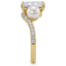 Afbeelding in Gallery-weergave laden, Parel Radiant Solitaire met Zijstenen in 14K Geelgoud – hoekaanzicht
