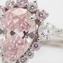 Afbeelding in Gallery-weergave laden, Fancy Roze Diamant Verlovingsring 2 Karaat Natuurlijke Peervorm Semi Halo Platina
