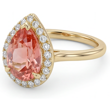 Afbeelding in Gallery-weergave laden, Ring met 2,8 karaat natuurlijke peervormige roze padparadscha saffier, halo en gladde band in 14k geelgoud
