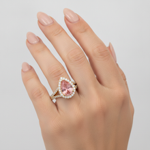 Afbeelding in Gallery-weergave laden, Halo-ring met gespleten scheen en 2,8 karaat echte peervormige padparadscha perziksaffier in 14k geelgoud
