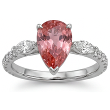 Afbeelding in Gallery-weergave laden, Perzikkleurige saffier 2,9 karaat echte peervormige Padparadscha driesteens ring 14k witgoud
