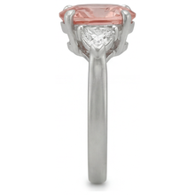 Afbeelding in Gallery-weergave laden, Padparadscha saffier verlovingsring 2,9 karaat echte peervorm en witte trilliant driesteens 14k goud
