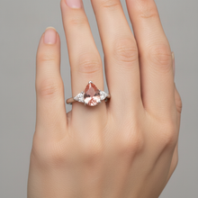 Afbeelding in Gallery-weergave laden, Padparadscha saffier verlovingsring 2,9 karaat echte peervorm en witte trilliant driesteens 14k goud
