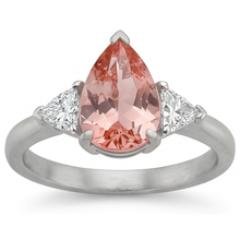 Afbeelding in Gallery-weergave laden, Padparadscha saffier verlovingsring 2,9 karaat echte peervorm en witte trilliant driesteens 14k goud
