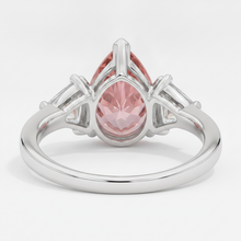 Afbeelding in Gallery-weergave laden, Platina driesteensring met 3,6 karaat echte peervormige padparadscha saffier en witte triljant
