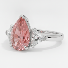 Afbeelding in Gallery-weergave laden, Platina driesteensring met 3,6 karaat echte peervormige padparadscha saffier en witte triljant
