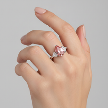 Afbeelding in Gallery-weergave laden, Platina driesteensring met 3,6 karaat echte peervormige padparadscha saffier en witte triljant
