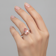 Afbeelding in Gallery-weergave laden, Perzikkleurige saffier 2,5 karaat natuurlijke peervormige Padparadscha solitairering met lunette in 14k roségoud
