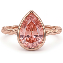 Afbeelding in Gallery-weergave laden, Perzikkleurige saffier 2,5 karaat natuurlijke peervormige Padparadscha solitairering met lunette in 14k roségoud
