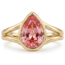 Afbeelding in Gallery-weergave laden, Perzikkleurige saffier 2 karaat echte peervormige padparadscha lunette solitairering 14k geelgoud
