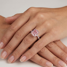 Afbeelding in Gallery-weergave laden, Jubileumring met 4,4 karaat kussengeslepen roze diamant
