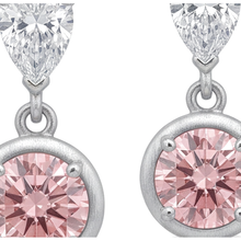 Afbeelding in Gallery-weergave laden, Hangoorbellen met roze diamant 3 karaat labgekweekt ronde lunette peervormige toppen 14k witgoud
