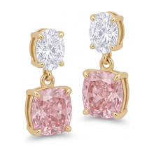 Afbeelding in Gallery-weergave laden, Labgekweekte roze diamanten oorhangers 4 karaat kussenslijpsel met ovale bovenzijde 14k geelgoud
