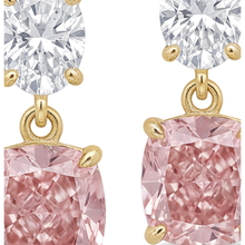 Afbeelding in Gallery-weergave laden, Labgekweekte roze diamanten oorhangers 4 karaat kussenslijpsel met ovale bovenzijde 14k geelgoud
