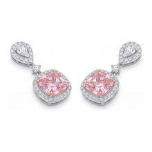 Afbeelding in Gallery-weergave laden, Roze diamanten oorhangers 5 karaat labgekweekt kussenvormige halo peervormige bovenzijde 14K witgoud
