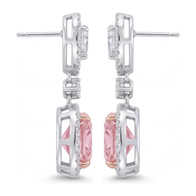 Afbeelding in Gallery-weergave laden, Roze diamanten oorhangers 5 karaat labgekweekt kussenvormige halo peervormige bovenzijde 14K witgoud
