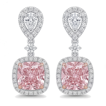 Afbeelding in Gallery-weergave laden, Roze diamanten oorhangers 5 karaat labgekweekt kussenvormige halo peervormige bovenzijde 14K witgoud
