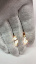 Video laden en afspelen in Gallery-weergave, Drie stenen vrouwen hoepel oorbellen 3 ct ronde geslepen diamanten wit goud 14k
