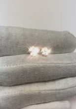 Video laden en afspelen in Gallery-weergave, Dames 2 karaat hart geslepen diamanten oorknopjes massief wit goud 14K
