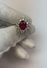 Video laden en afspelen in Gallery-weergave, 6.50 ct natuurlijke rode robijn met diamanten ring witgoud
