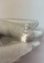 Video laden en afspelen in Gallery-weergave, 5,60 karaat ronde diamanten eeuwigheid trouwring 14K witgoud
