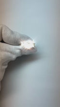 Video laden en afspelen in Gallery-weergave, Echte Ronde uit de aarde gewonnen Natuurlijke Diamanten Drie Stenen Ring
