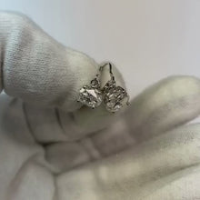 Video laden en afspelen in Gallery-weergave, Witgouden ovaale Diamanten oorbellen van 2 kt
