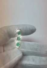 Video laden en afspelen in Gallery-weergave, Ovale groene smaragd en ronde diamanten tennisarmband 15.25 karaat sieraden
