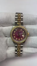 Video laden en afspelen in Gallery-weergave, Rolex dames 18K geelgouden diamanten horloge met roze wijzerplaat
