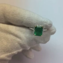 Video laden en afspelen in Gallery-weergave, 3.55 Ct Emerald Cut Groene Smaragd Met Ronde Diamanten Trouwring
