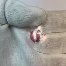 Video laden en afspelen in Gallery-weergave, 5.60 ct hart geslepen robijn met ronde diamanten hanger ketting WG 14K
