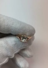 Video laden en afspelen in Gallery-weergave, Rose Gold 14K 1 karaat prinses geslepen diamanten verlovingsring met gespleten schacht
