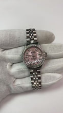 Video laden en afspelen in Gallery-weergave, Rolex Datumjust dameshorloge met roze dweil
