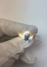 Video laden en afspelen in Gallery-weergave, 3.61 ct diamanten ring met drie stenen Sri Lanka blauwe saffier ring
