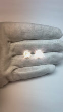 Video laden en afspelen in Gallery-weergave, Dames Oorknoppen 2.50 Ct Old Mine Cut Natuurlijke uit de aarde gewonnen Diamanten Witgoud
