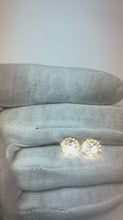 Video laden en afspelen in Gallery-weergave, 2 karaat ronde Halo Diamond Stud Earring Dames gouden sieraden
