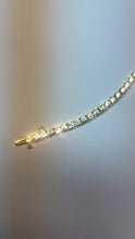 Video laden en afspelen in Gallery-weergave, Geelgoud Ronde Natuurlijke uit de aarde gewonnen Diamanten Tennisarmband 12 Karaat
