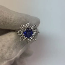 Video laden en afspelen in Gallery-weergave, Gouden Halo Diamanten Ring Blauwe Ronde Saffier Bloem Stijl 4.50 Karaat
