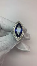 Video laden en afspelen in Gallery-weergave, 21.25 Karaat Solitaire Met Accent Tanzaniet Met Natuurlijke uit de aarde gewonnen Diamanten Ring Goud 14K
