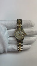 Video laden en afspelen in Gallery-weergave, Rolex Two Tone Mother Of Pearl Wijzerplaat 26mm Lady Datejust Horloge
