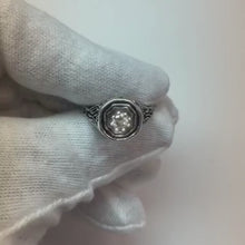 Video laden en afspelen in Gallery-weergave, Solitaire ronde diamanten ring oude Europese vintage stijl 0,25 karaat
