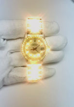 Video laden en afspelen in Gallery-weergave, Rolex Datejust 31 mm Tweekleurig Horloge met Witte Parelmoer Diamanten Wijzerplaat
