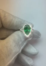 Video laden en afspelen in Gallery-weergave, 3.50 ct peer geslepen groene smaragd en diamanten trouwring
