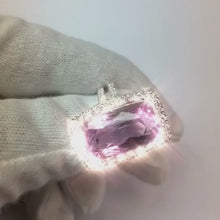 Video laden en afspelen in Gallery-weergave, Kussen gesneden roze Kunziet 24,50 ct diamanten ring wit goud dame sieraden
