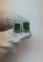 Video laden en afspelen in Gallery-weergave, Prong Set Stralende Groene Smaragd Halo Diamanten Pave 4,70 Ct. Studs
