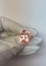Video laden en afspelen in Gallery-weergave, Peer geslepen Morganite en diamanten 9,25 ct trouwring rosé goud 14K
