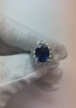 Video laden en afspelen in Gallery-weergave, Ovale diamanten verlovingsring Halo Ceylon Sapphire 6 karaats bloemstijl
