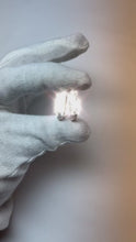 Video laden en afspelen in Gallery-weergave, Hoop stijl oorbellen ronde Natuurlijke echte diamant ( niet in het laboratorium gekweekt ) wit goud 14K

